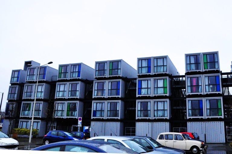 Logements etudiants en conteneurs maritimes empiles au Havre, France