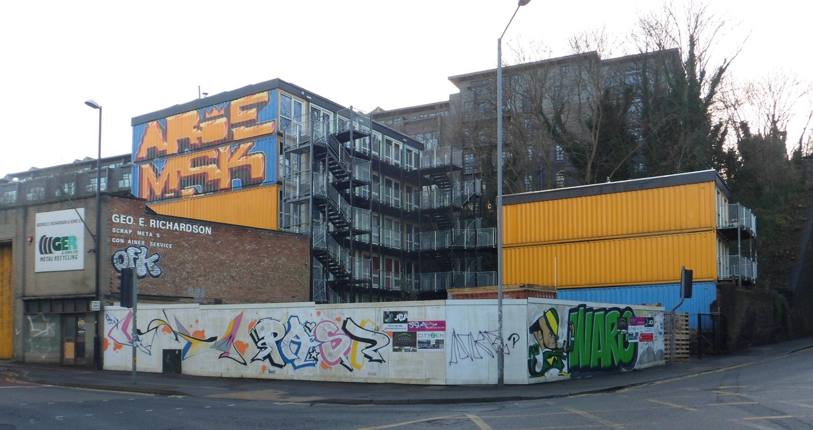 Maisons conteneur à Brighton montrant l'enveloppe en acier ondulé apparent