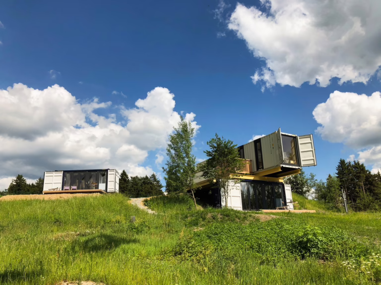 Studio de jardin en conteneur maritime installe dans un cadre naturel