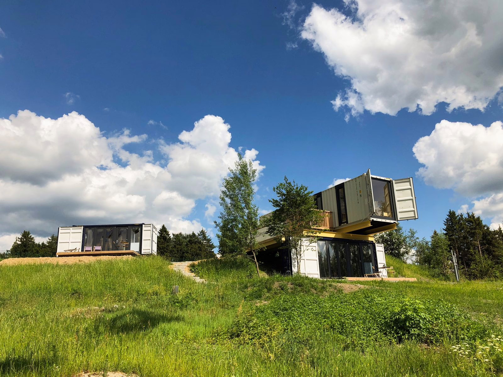 Studio de jardin en conteneur maritime installe dans un cadre naturel