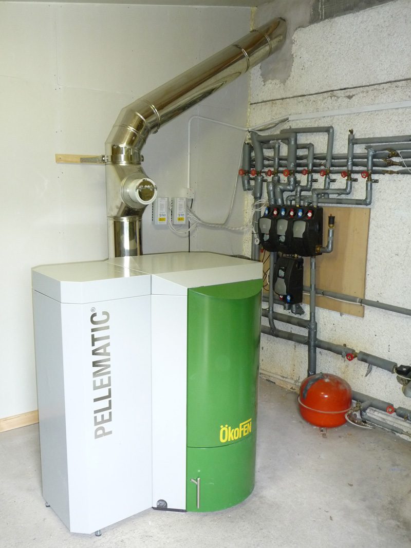 Poele a granules de bois dans un interieur, une option pour chauffer un sejour de maison conteneur