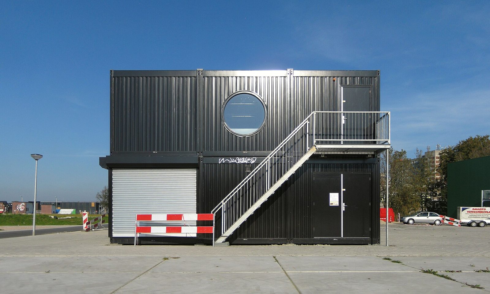 Bâtiment modulaire construit à partir de conteneurs maritimes empilés