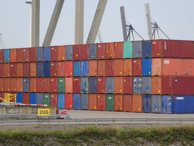 Conteneurs maritimes empiles dans un depot portuaire