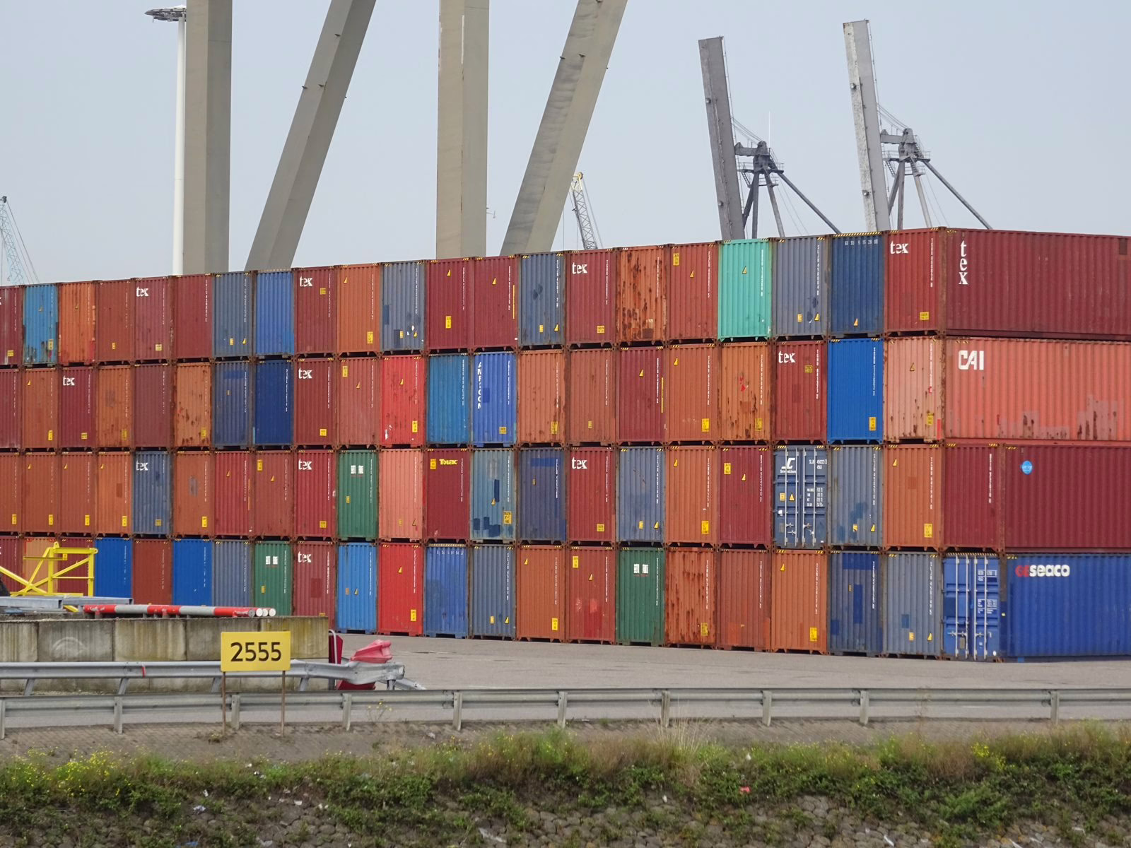 Conteneurs maritimes empiles dans un depot portuaire