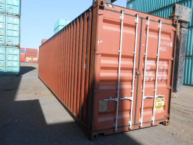 Conteneurs 40 pieds high cube alignés dans un dépôt de vente