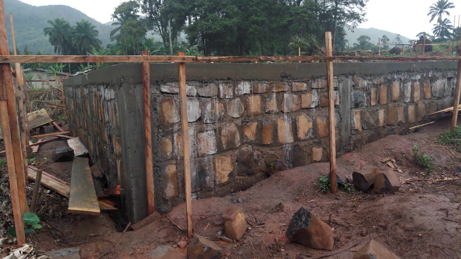 Semelle filante en tranchée, un type de fondation superficielle possible sous une maison conteneur