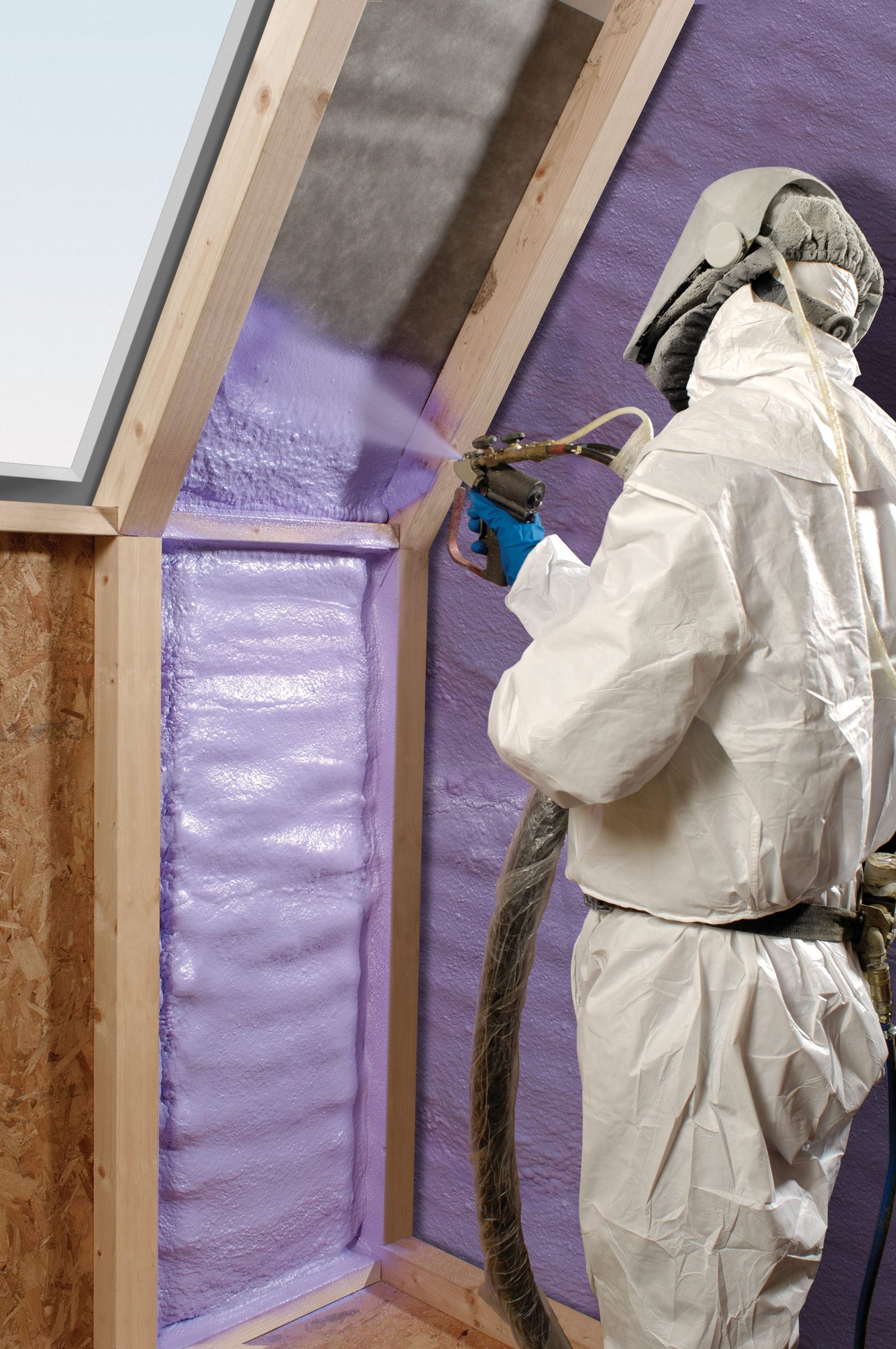 Application de mousse polyuréthane projetée sur une paroi