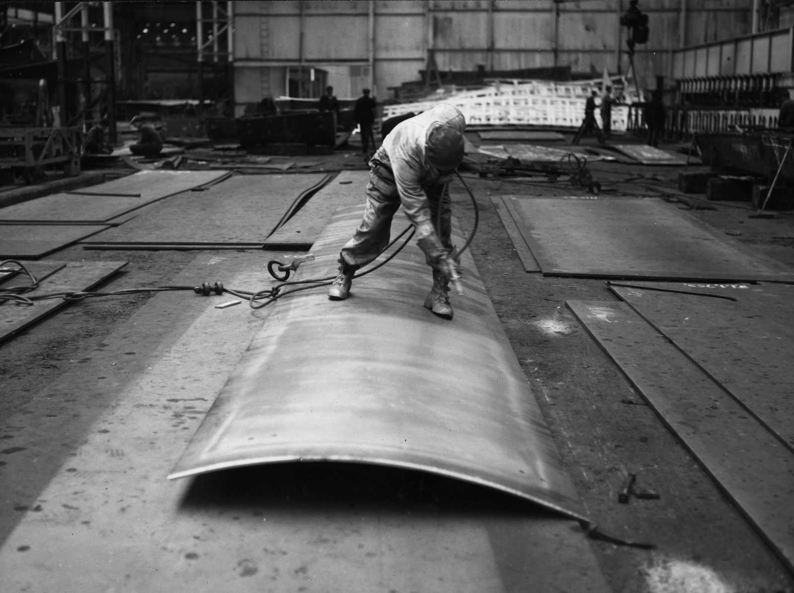 Application au pistolet dune peinture de protection anticorrosion sur une surface en acier