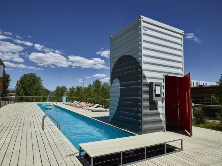 Piscine construite a partir de conteneurs maritimes empiles dans un quartier urbain