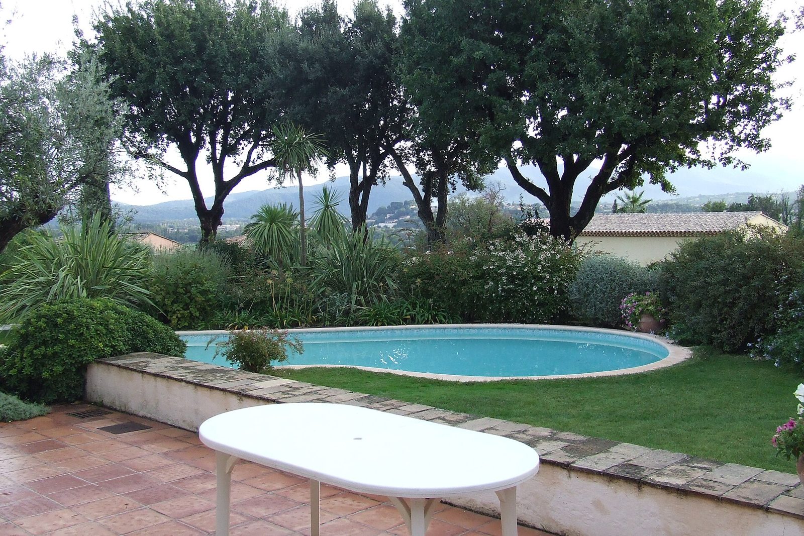 Piscine de jardin enterrée avec plage et margelle