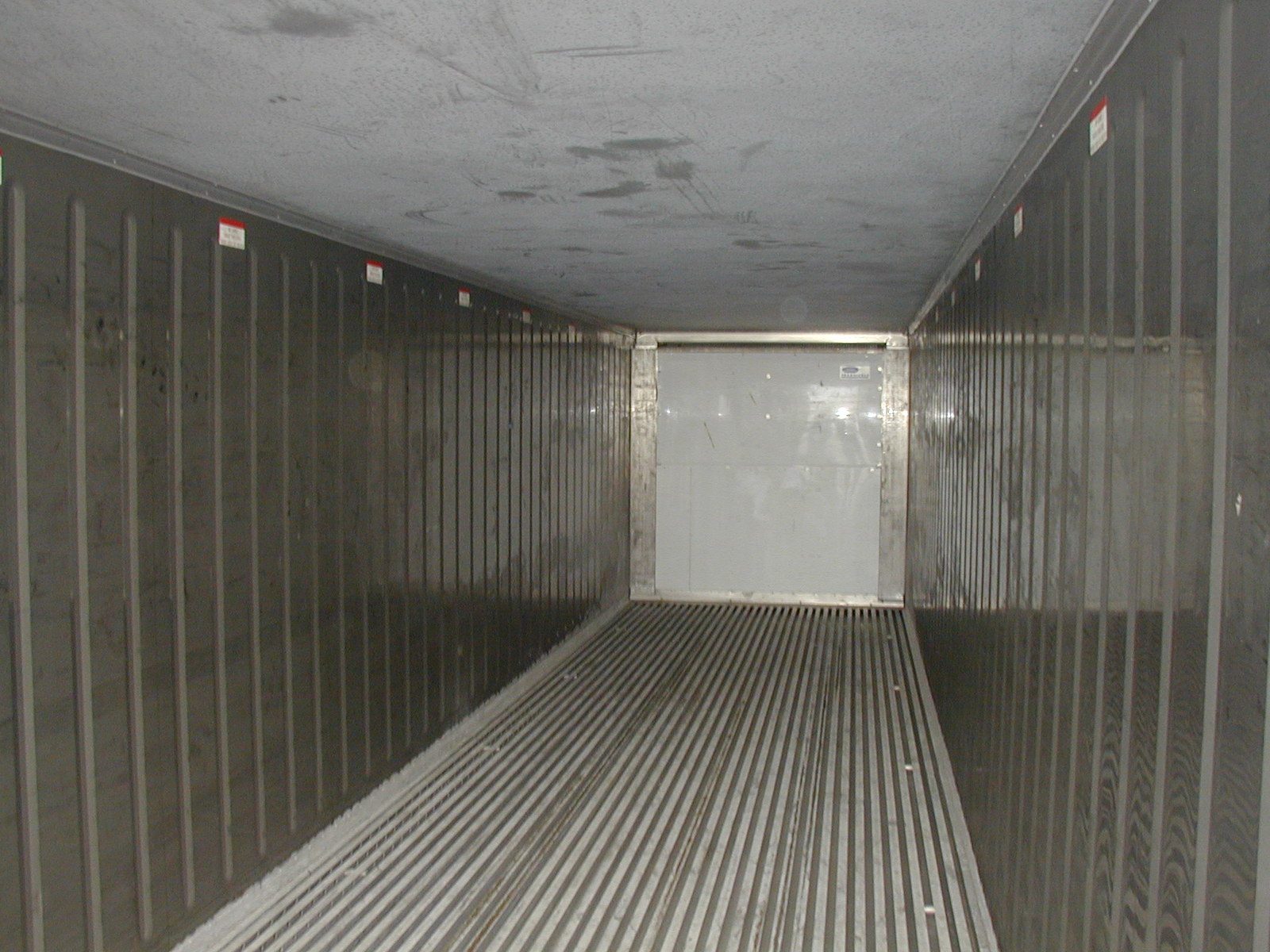 Intérieur d'un conteneur reefer avec plancher en T d'aluminium