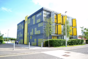 Bâtiment construit à partir de conteneurs maritimes empilés