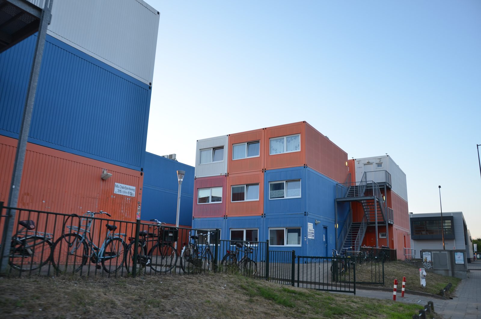Logements neufs construits à partir de conteneurs maritimes empilés