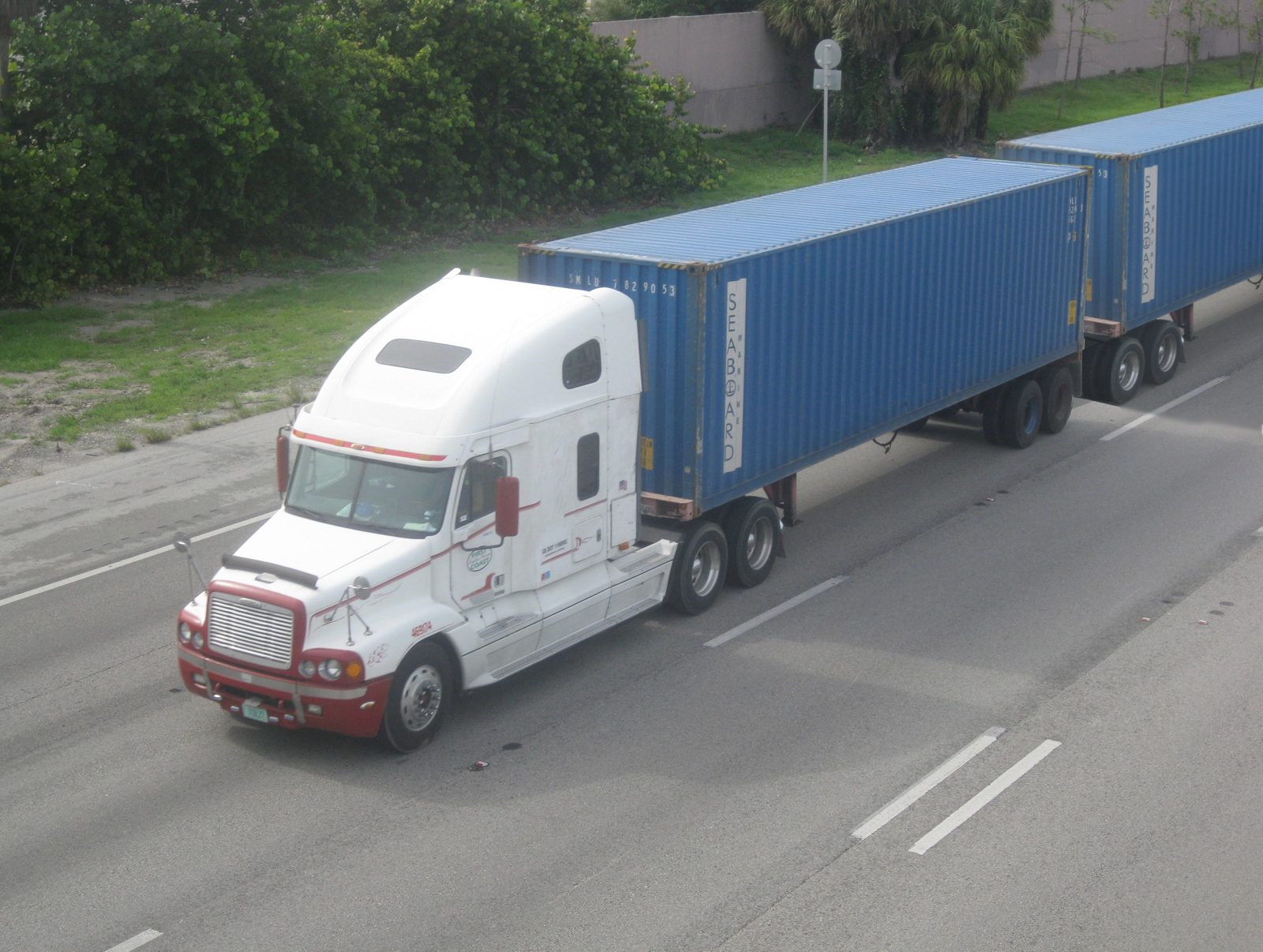 Camion semi-remorque transportant des conteneurs maritimes de 40 pieds sur route