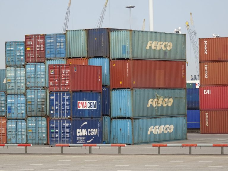 Piles de conteneurs maritimes empilés au port de Rotterdam