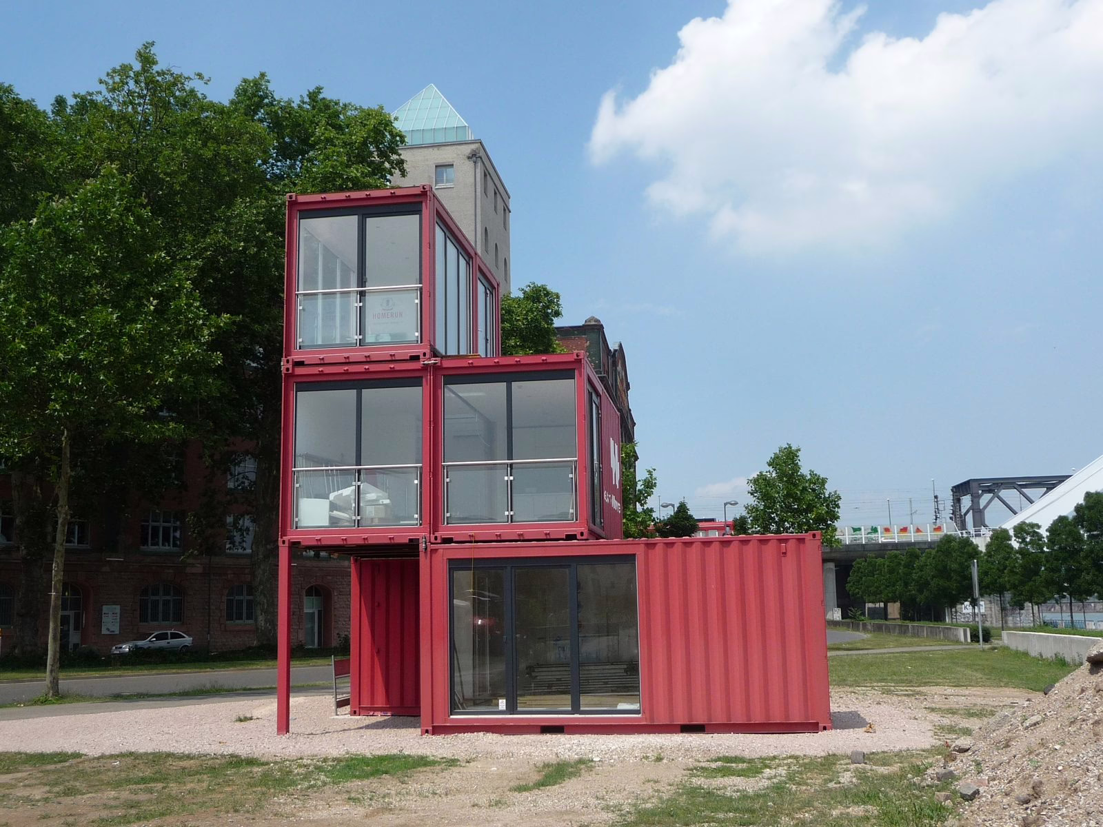 Architecture en conteneurs maritimes avec bardage et ouvertures