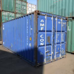 Conteneur maritime 20 pieds pose sur un terrain, utilise comme stockage exterieur