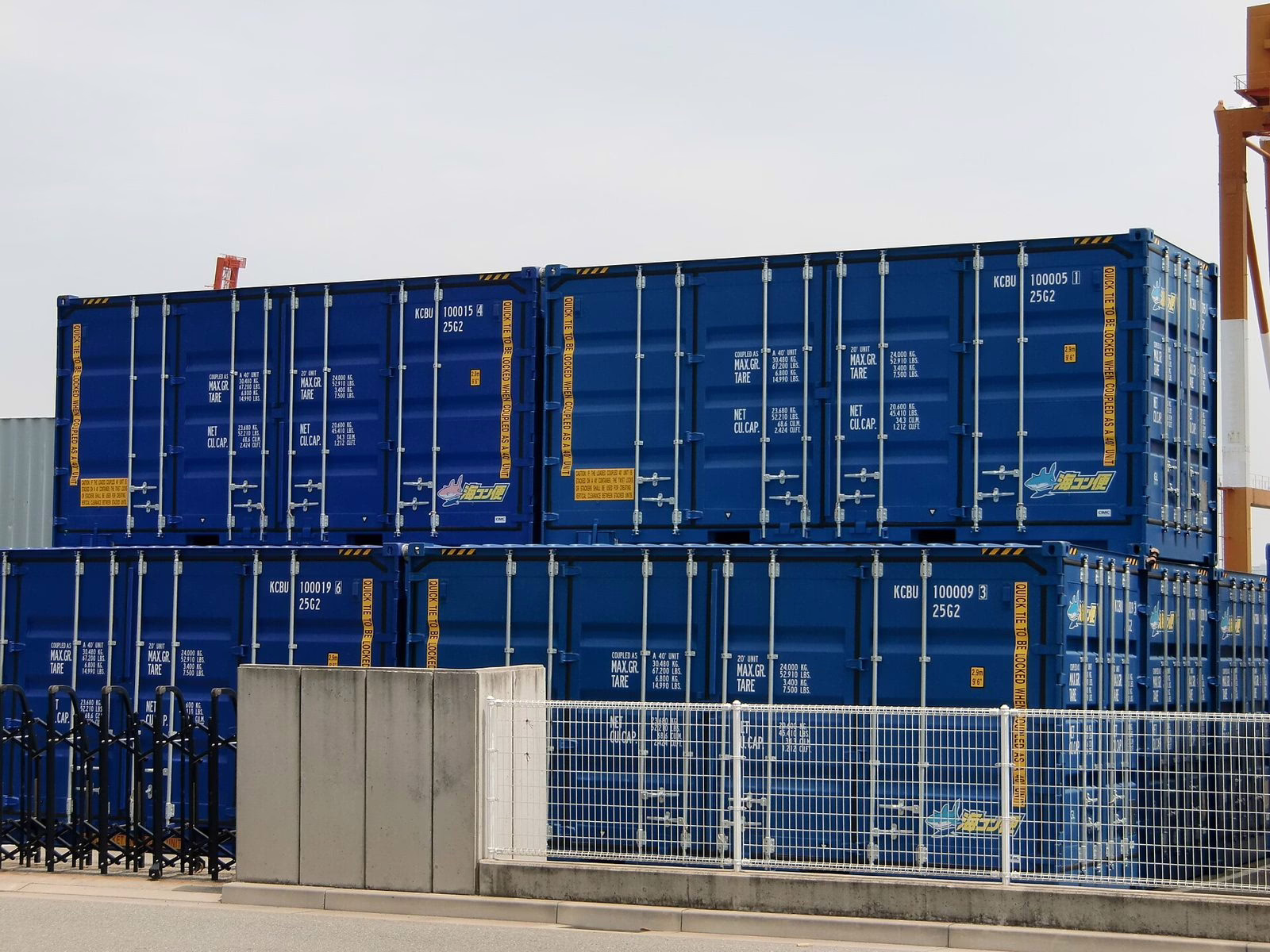 Conteneur maritime en acier fermé par des portes verrouillables