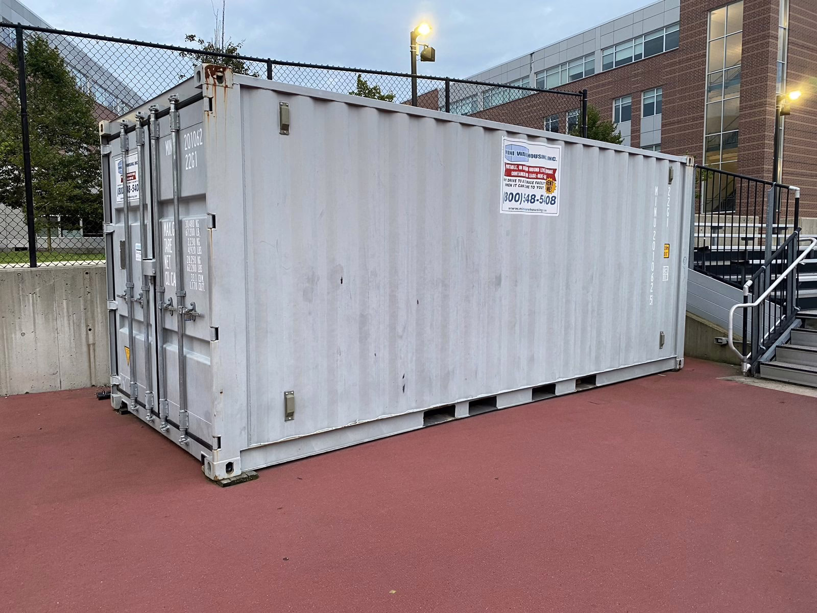 Conteneur de stockage installe pres d un batiment