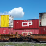 Conteneurs maritimes standard empilés dans un terminal