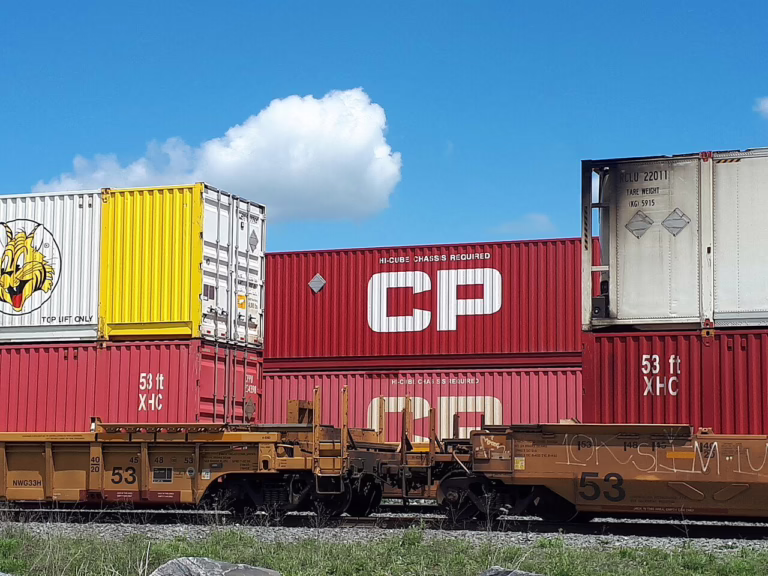 Conteneurs maritimes standard empilés dans un terminal