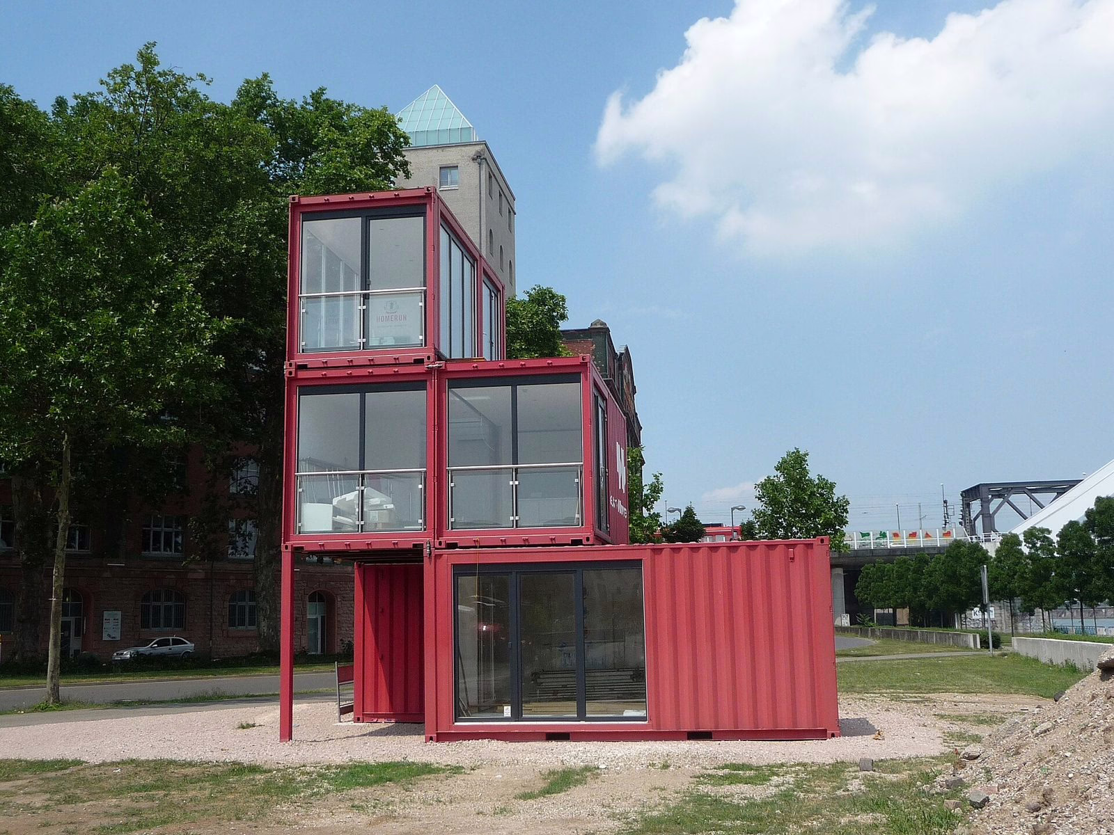 Architecture conteneur contemporaine : isolation et vitrages déterminent la classe DPE
