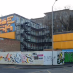Rangee de maisons conteneur implantees le long d une limite de propriete