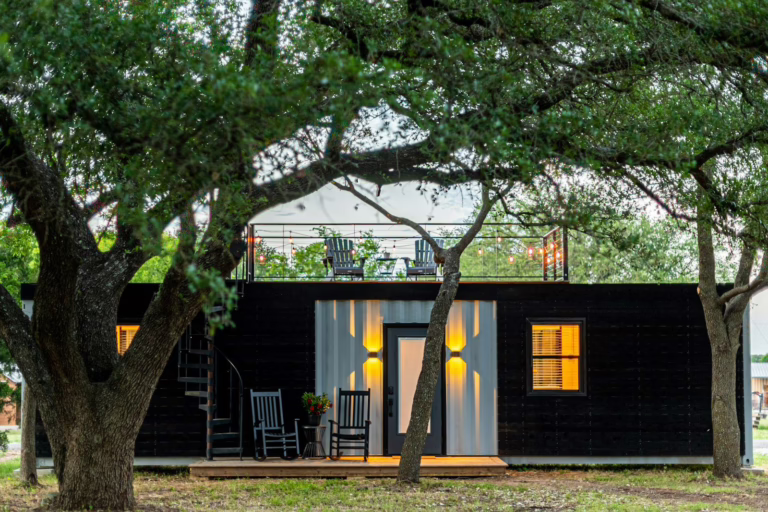 Maison conteneur avec bardage bois utilisee comme hebergement touristique