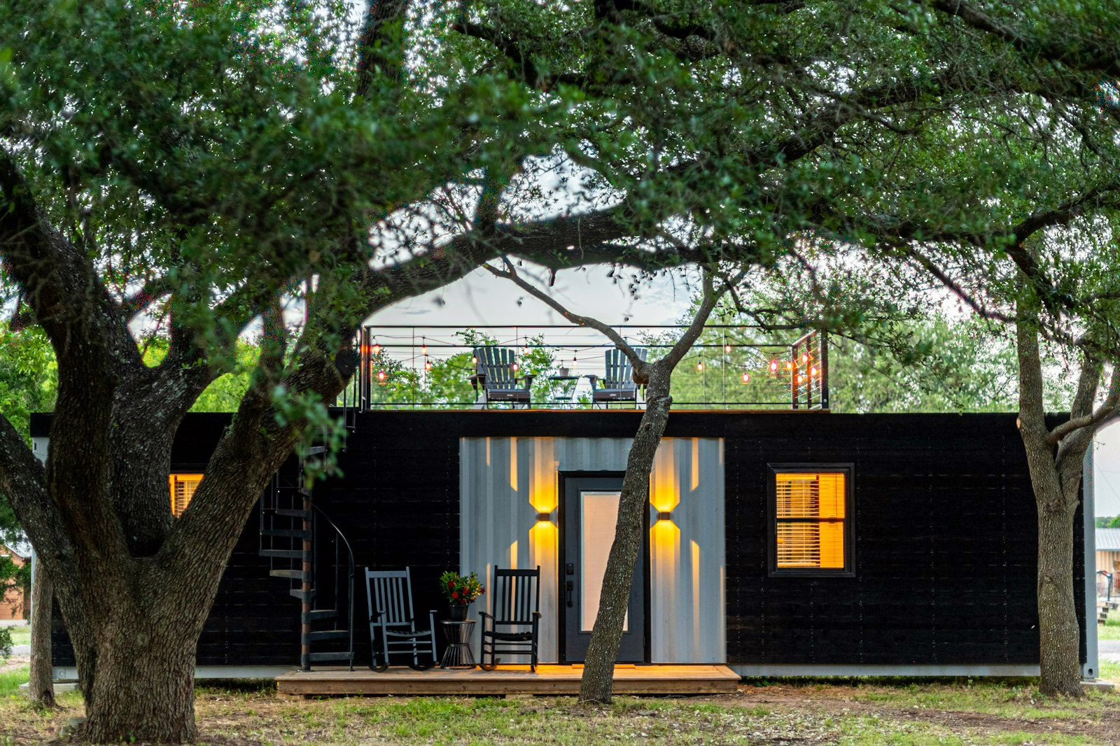 Maison conteneur avec bardage bois utilisee comme hebergement touristique