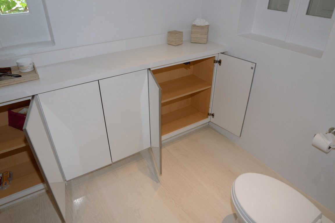 Meuble sous vasque avec rangements dans une salle de bain de petit volume