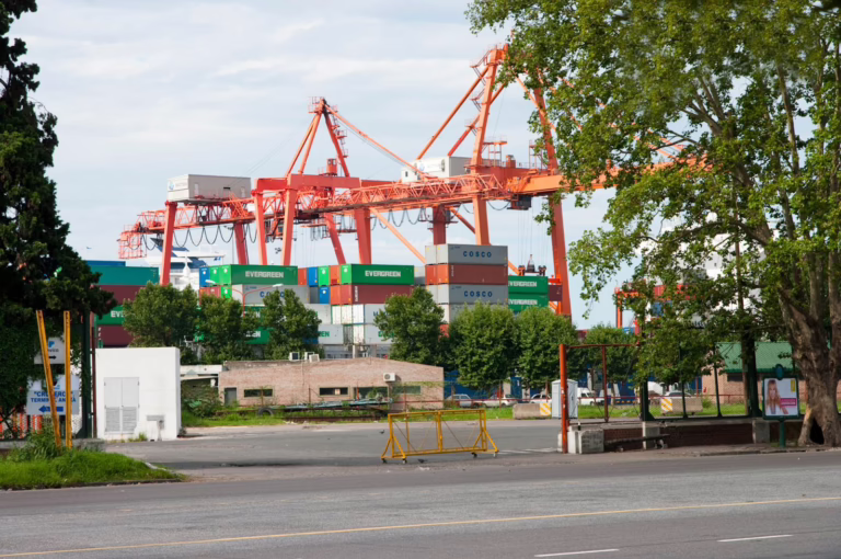 Conteneurs maritimes peints de couleurs vives empiles dans un port