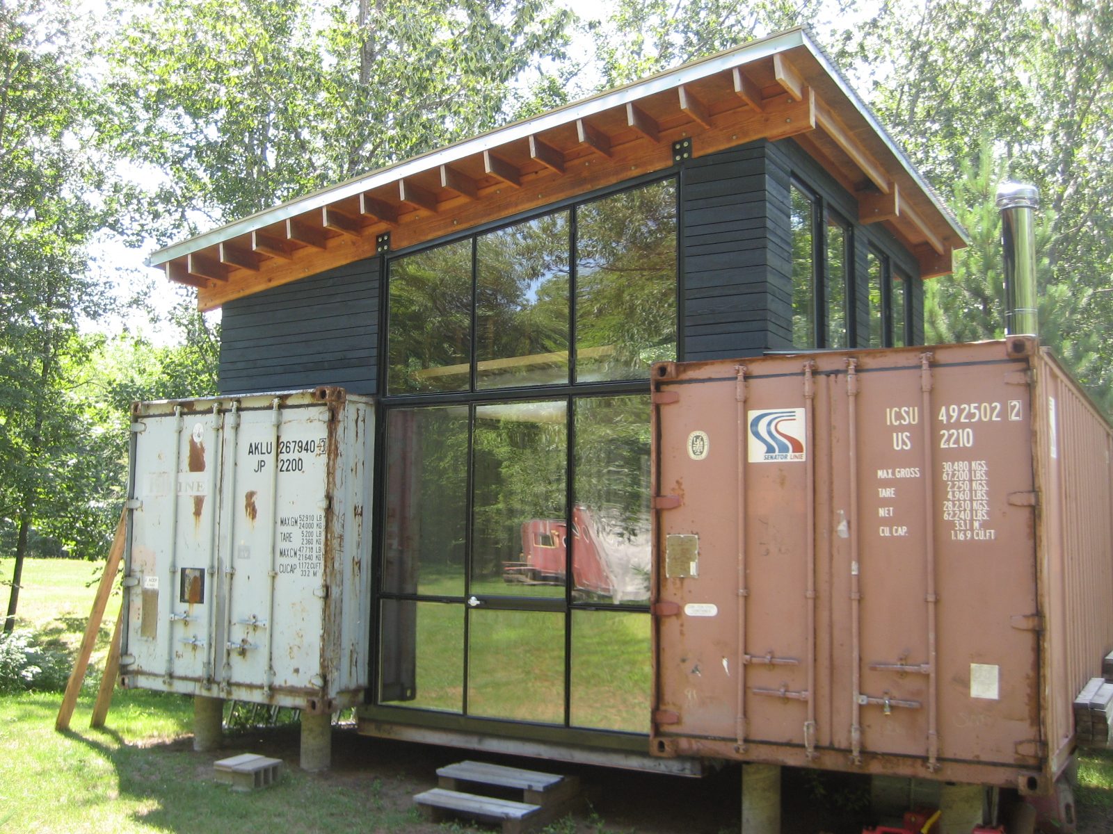 Petit studio en conteneur maritime dans un jardin