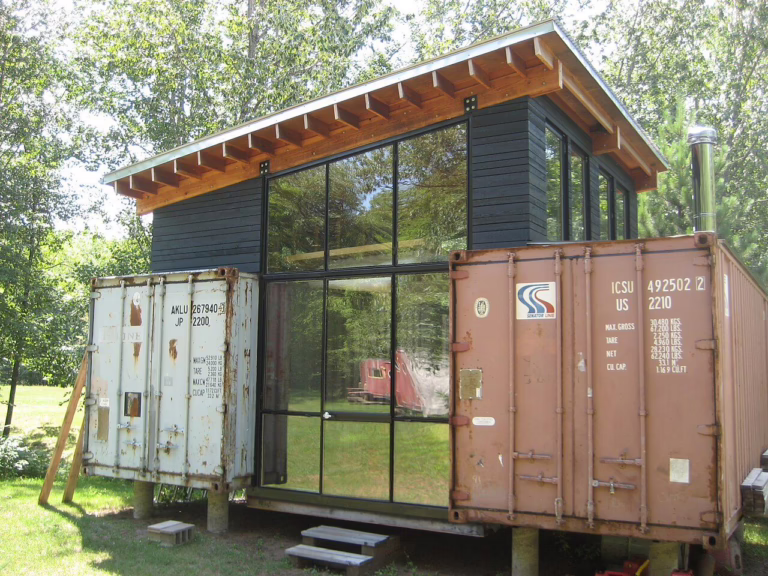 Petite maison conteneur avec toit plat conservé, exemple d’habitat container