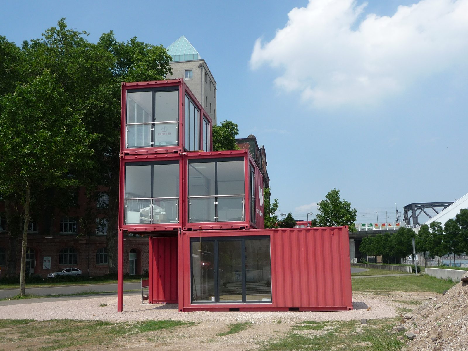 Maison construite à partir de conteneurs maritimes empilés