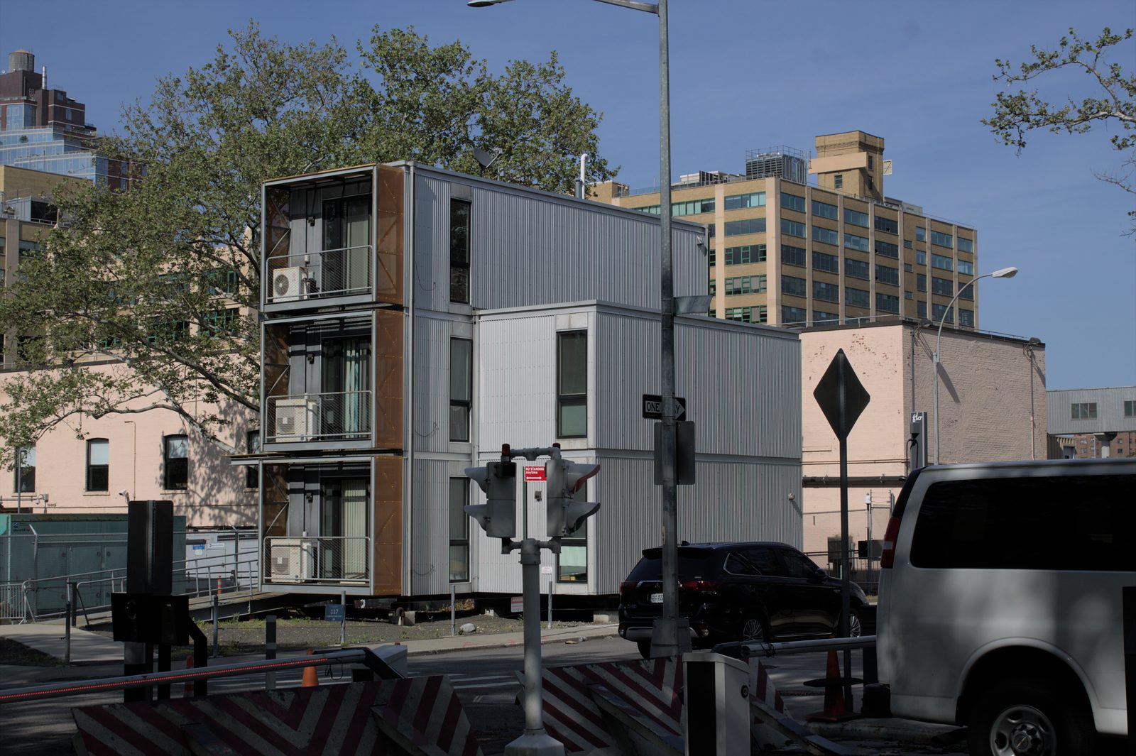 Construction à étages en conteneurs empilés