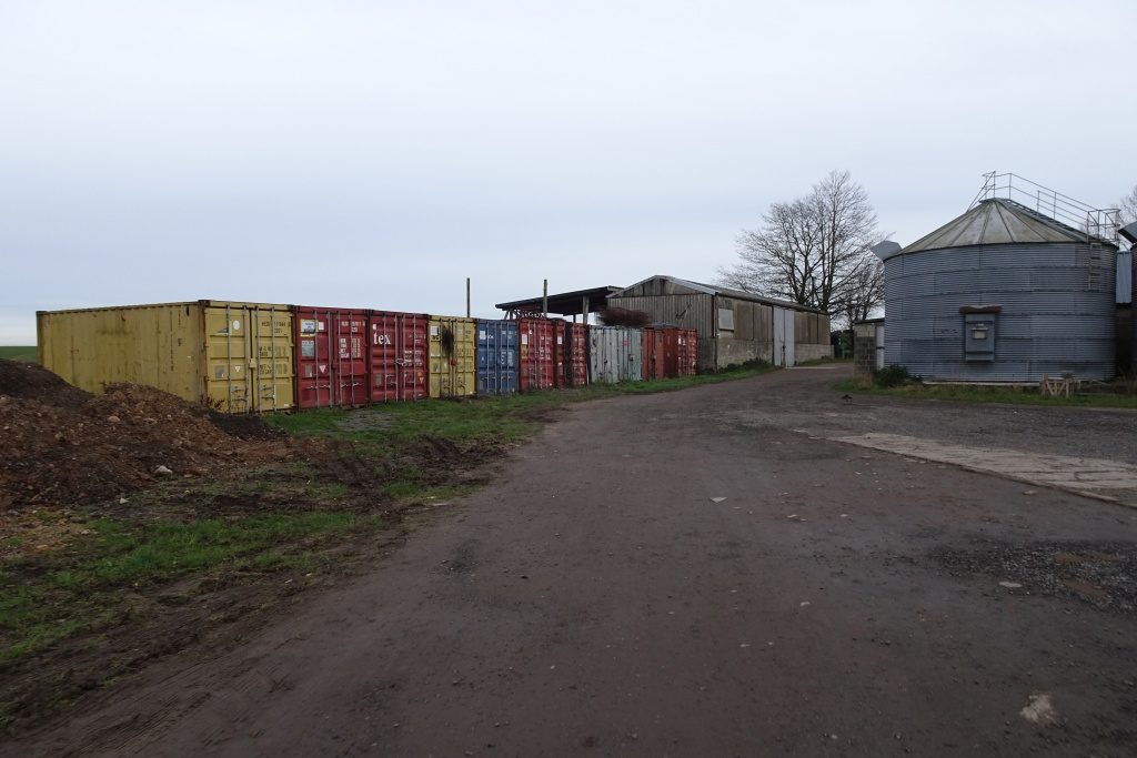 Conteneurs installes sur un terrain agricole en zone rurale