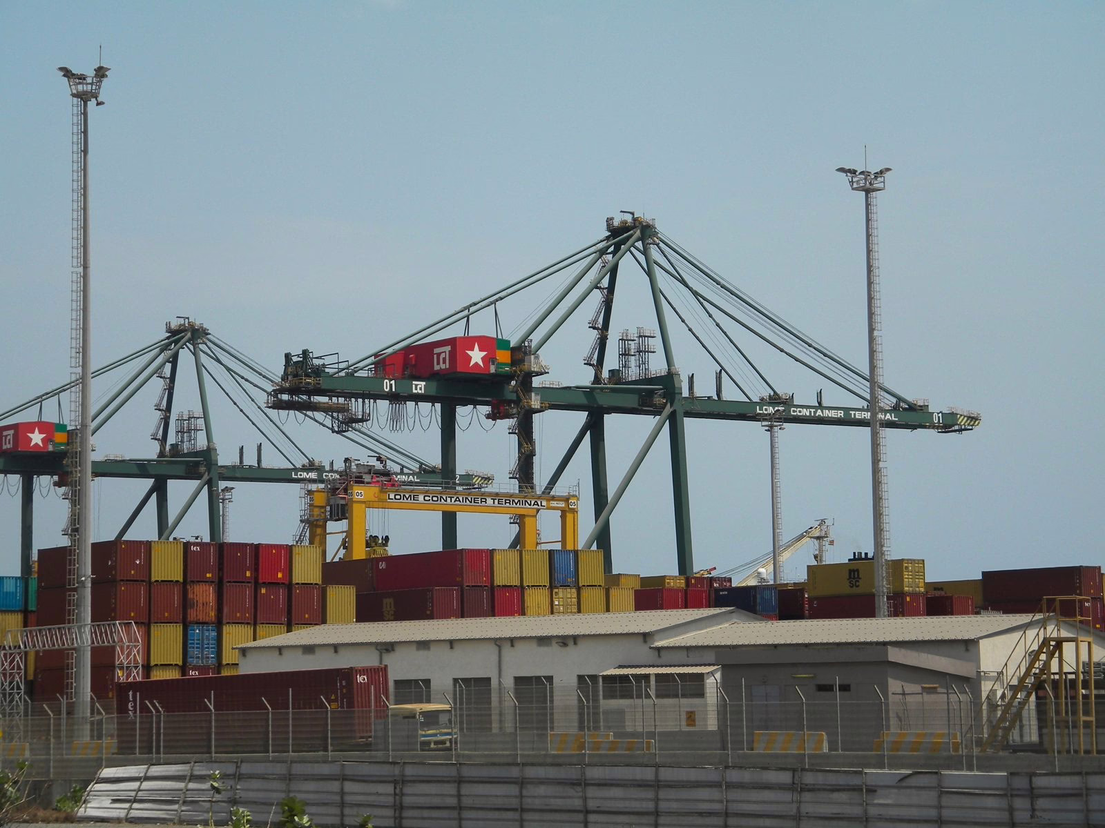 Manutention de conteneurs maritimes dans un dépôt avant livraison