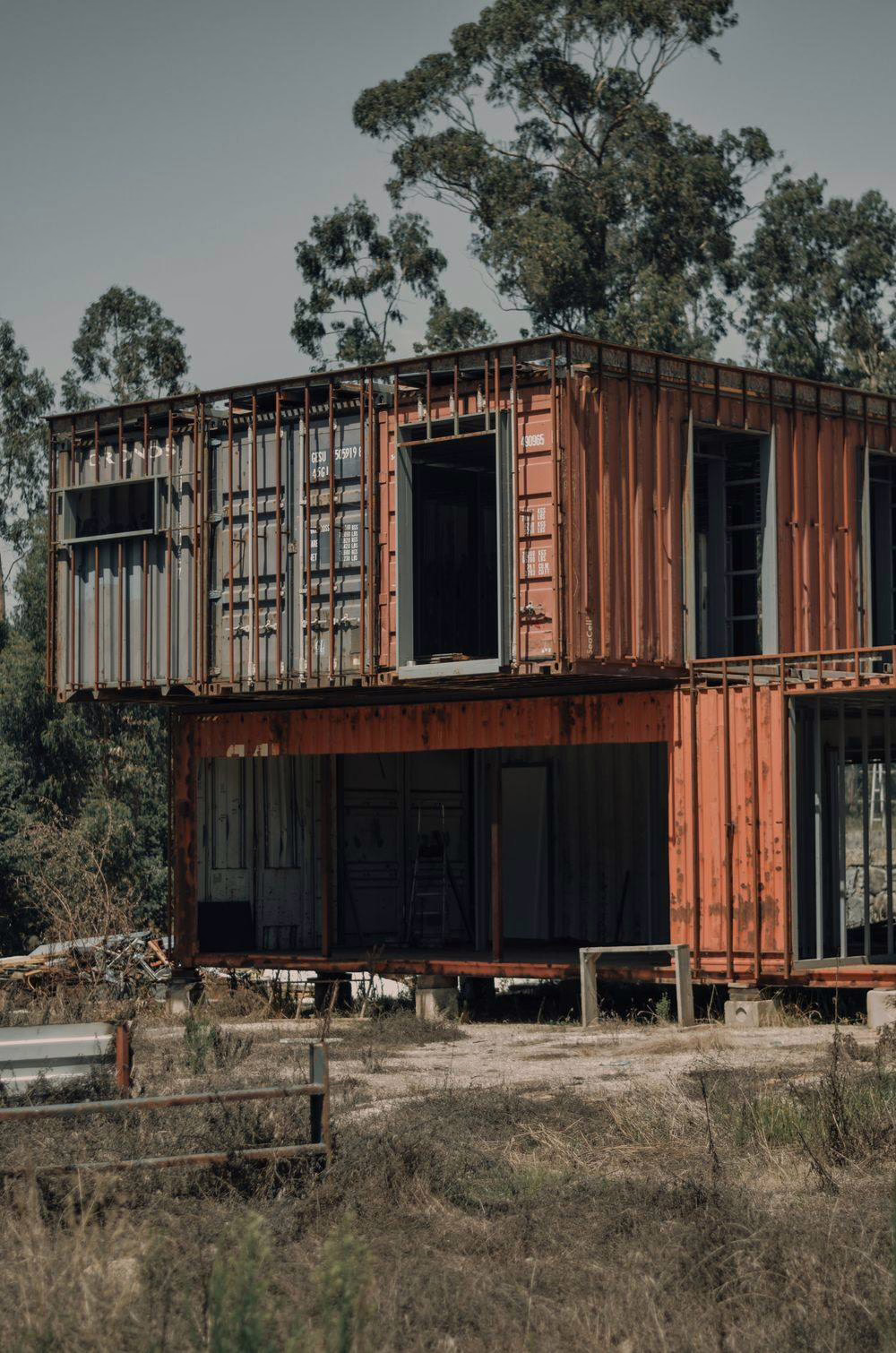 Maison conteneur en chantier : ouvertures decoupees dans les parois et ossature acier de renfort visible