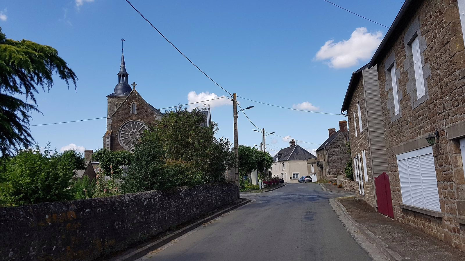 Centre-bourg français avec église : un terrain voisin peut se trouver en abords de monument historique