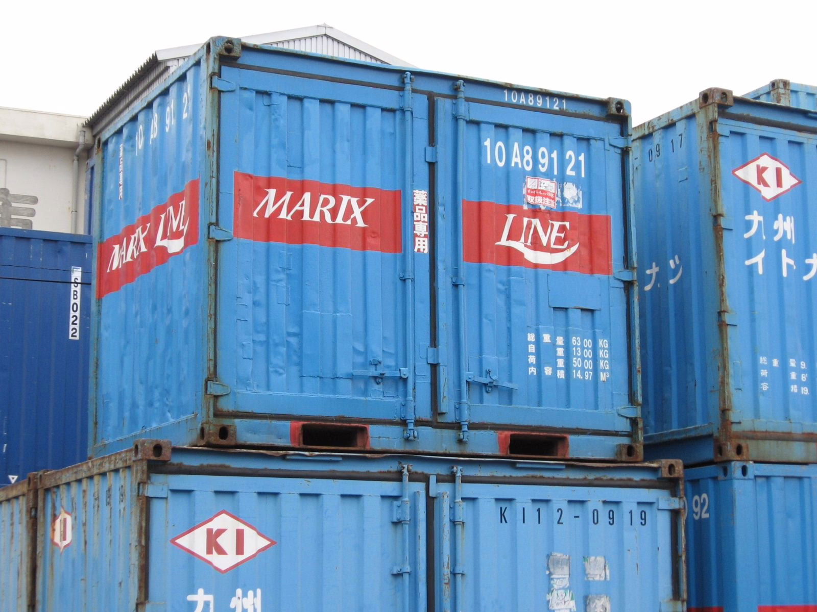 Conteneur maritime 10 pieds vu de trois quarts
