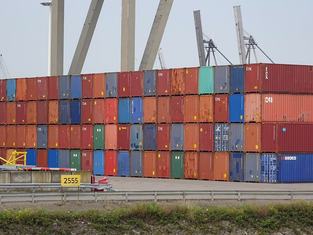 Conteneurs maritimes dry 20 et 40 pieds empilés sur un port, avant reconversion en garage