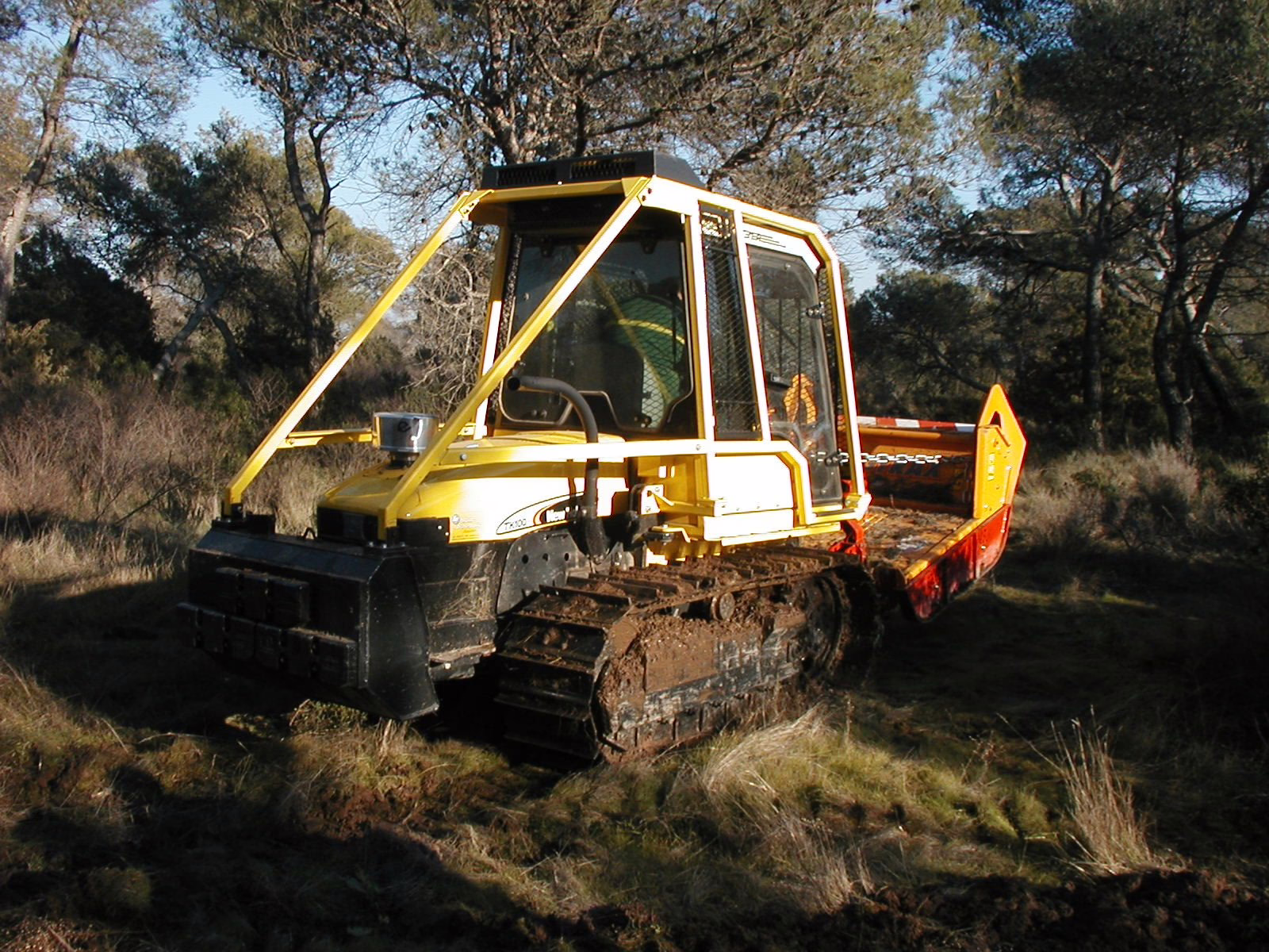 Engin de débroussaillement dans une forêt domaniale du Var