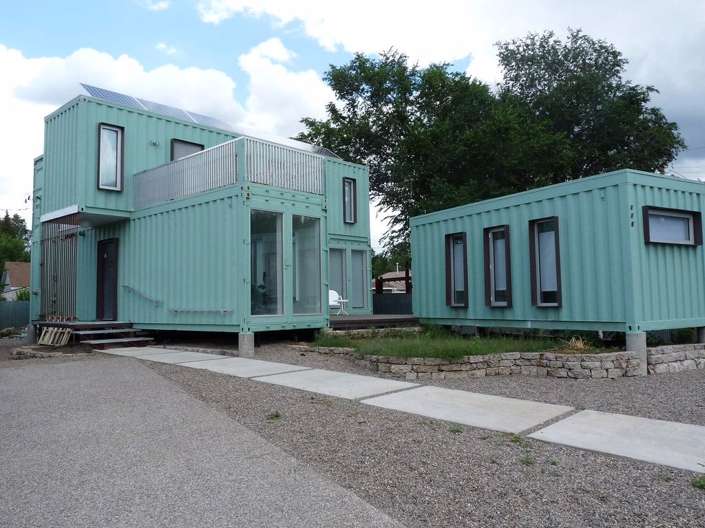 Habitation contemporaine realisee avec des conteneurs maritimes amenages