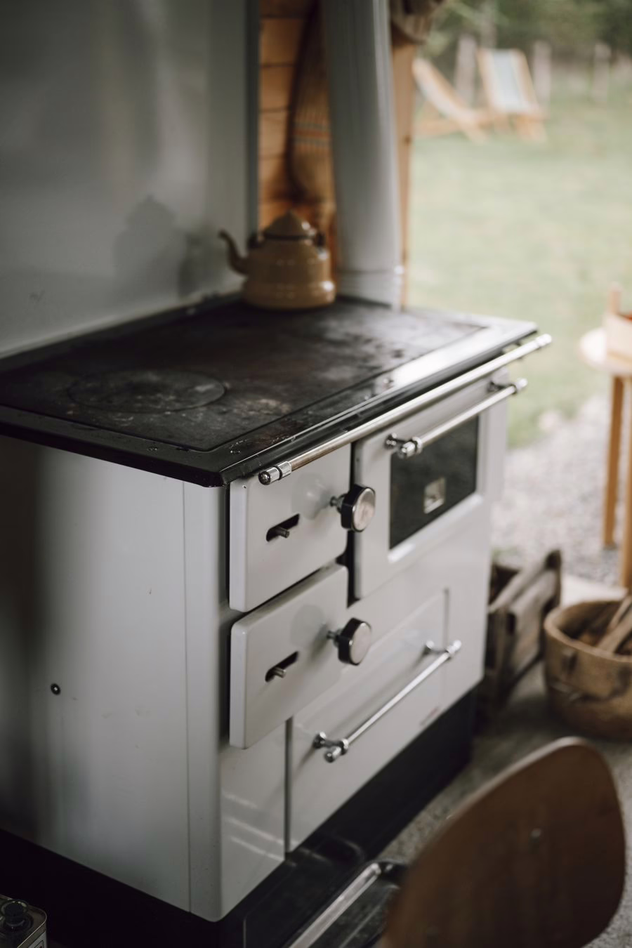 Poêle à bois compact installé dans un petit espace