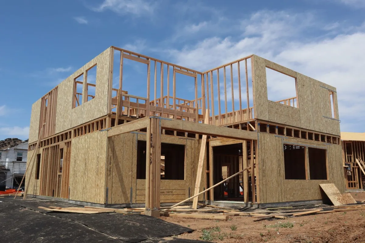 Ossature bois d une maison individuelle en cours de construction sur chantier