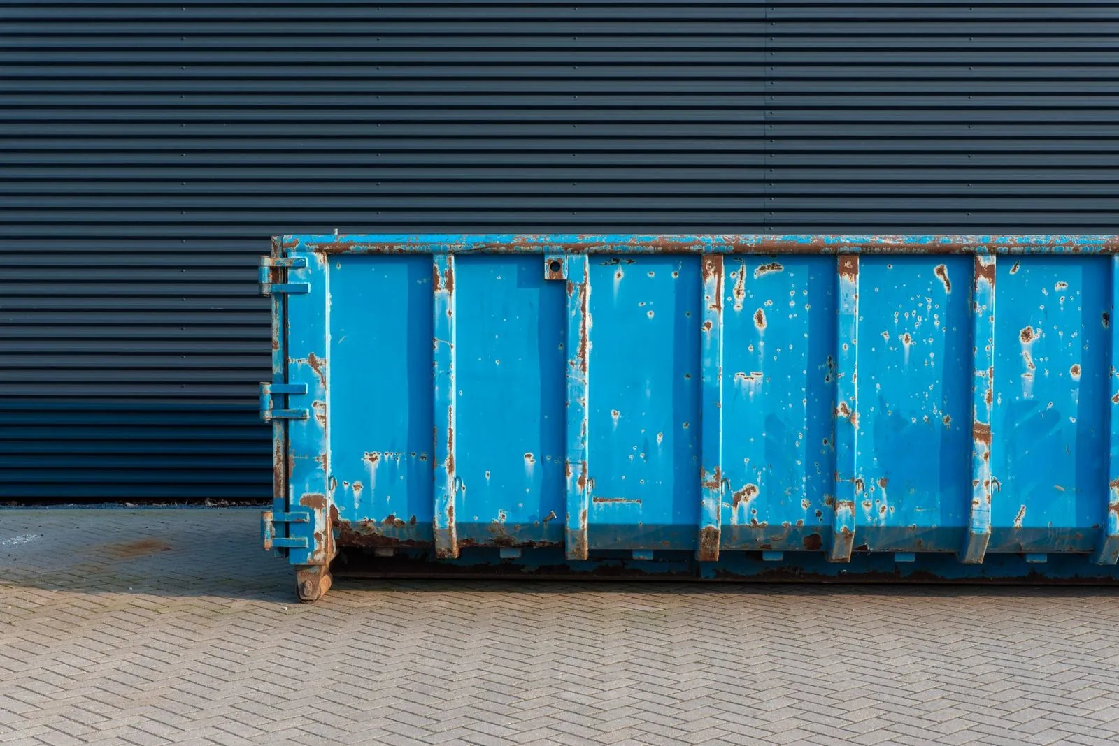 Conteneur maritime en acier rouille par la corrosion