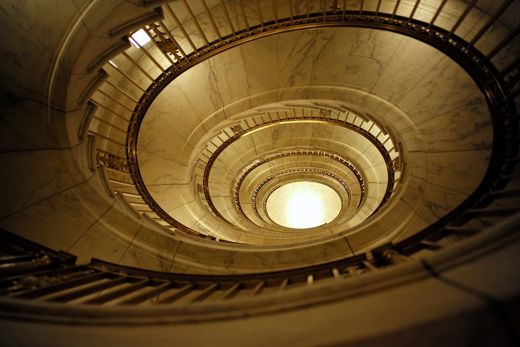 Escalier hélicoïdal compact qui limite l emprise au sol