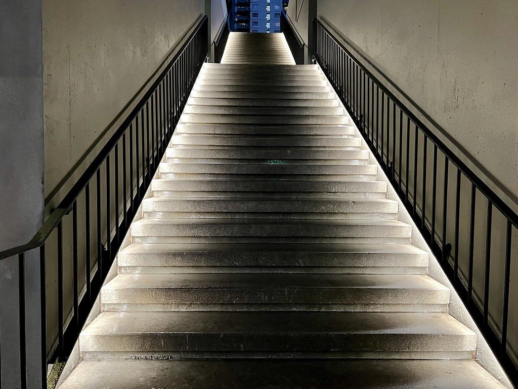 Escalier métallique droit à limon central dans un intérieur moderne