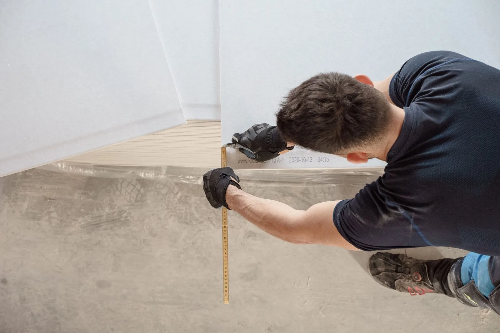 Découpe de panneaux sur un chantier de construction
