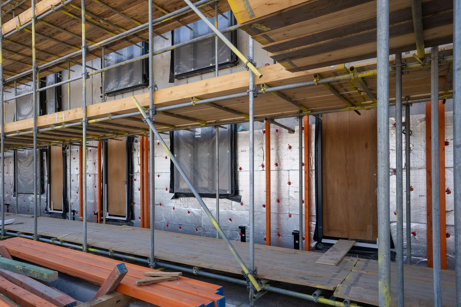 Maison en construction avec isolation de façade en cours de pose